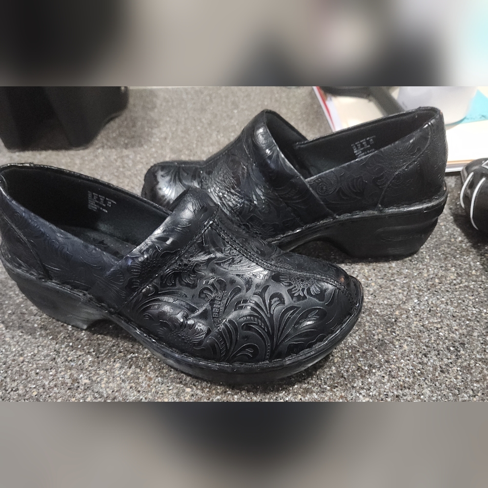 Women's size 8 clogs